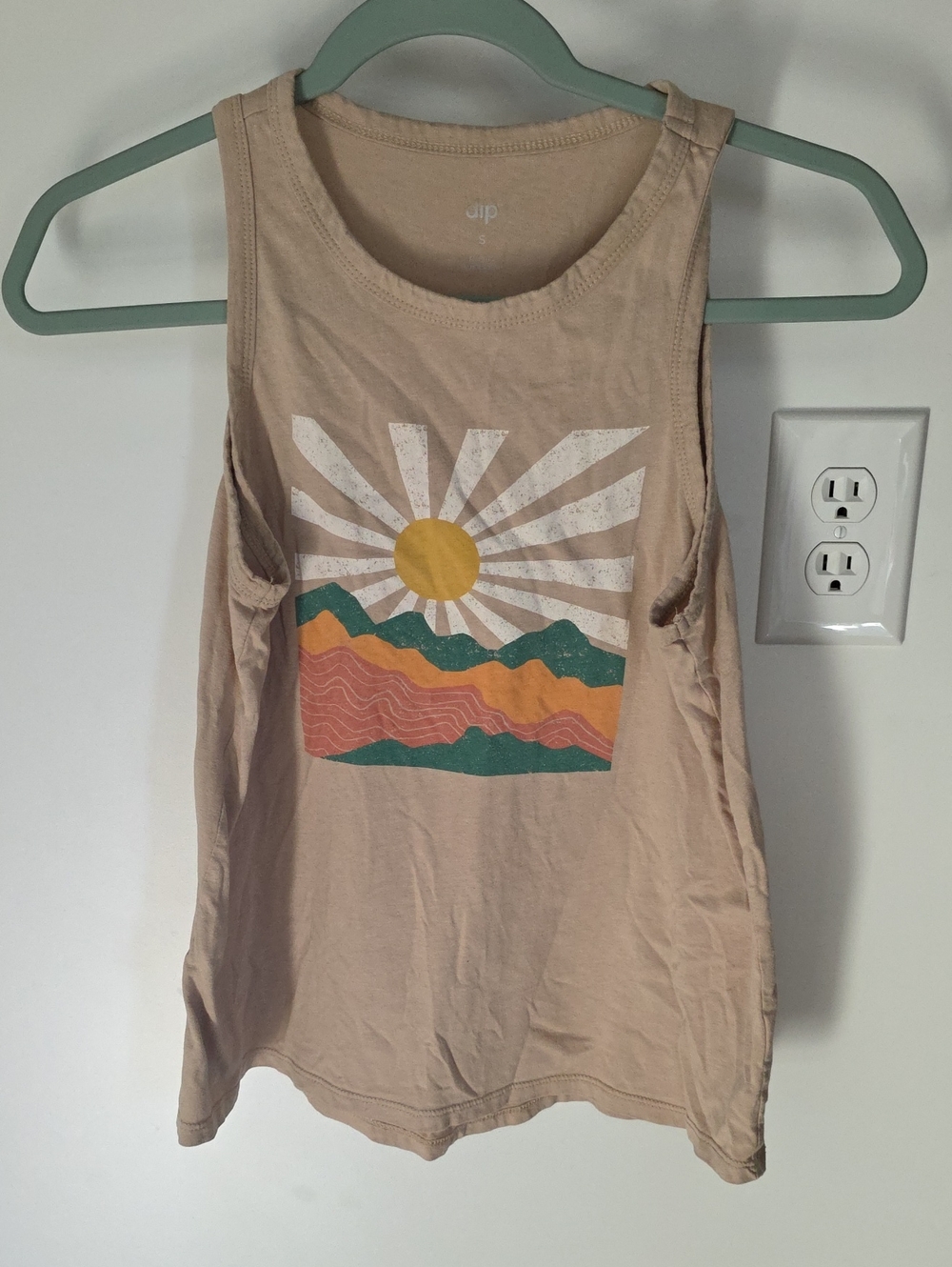 dip Beige Tank with Retro Sunrise Mountain Graphic